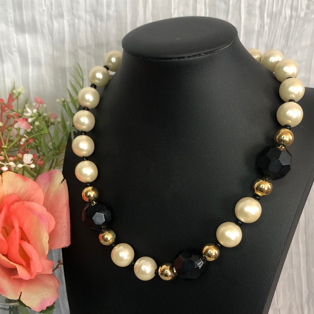 Vtg KENNETH JAY LANE Avon Fifth Avenue single strand pearls &blk beads necklace